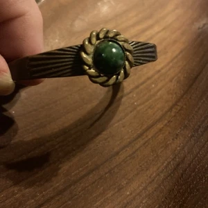 Vintage 1970’s Solid Brass Classic Curve Cuff Bracelet Green Access Pattern - Bild 1 von 4