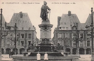 8 CHARLEVILLE MESIERES PLACE DUCALE UND STATUE VON CHARLES DE - Bild 1 von 2