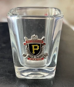 MLB Pittsburgh Pirates Square Schnapsglas 2 oz Metall erhabenes Emblem NWT - Bild 1 von 3