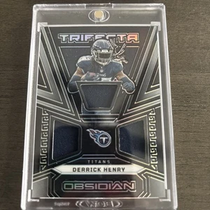2023 Panini Obsidian - Trifecta Swatches Derrick Henry #TRI-DHE /199 (MEM) - Picture 1 of 2