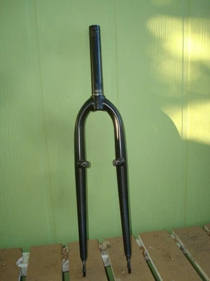 Horquilla giratoria sin rosca para rueda de 26", dirección de 1-1/8" X 7", recubierta de polvo negra Foto 1 de 4