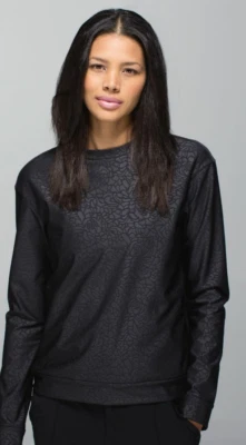 Top Lululemon Salida Negro Pétalo Neopreno Repujado LS Jardín Fiesta Foto 1 de 4