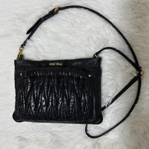 Borsa a tracolla MIU MIU Matelasse Pochette Pelle Nera Ferramenta Oro Usata 2503M - Foto 1 di 19