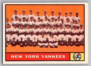 1961 TOPPS #228 NEW YORK YANKEES TEAM CARD W/MANTLE/MARIS/FORD/BERRA - Picture 1 of 3