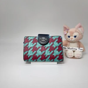 Cartera Coach mediana con cremallera en la esquina con estampado de pata de gallo verde azulado vino CJ680 NUEVA CON ETIQUETAS $198 - Imagen 1 de 9