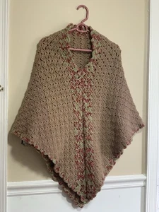 Poncho vintage fatto a mano all'uncinetto - marrone con accenti verdi e rosa, lunghezza 35" - Foto 1 di 12