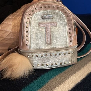 Justice Mini Zaino Rosa Argento Bianco Argento Borchie Puffy Pom Zip Lettera "T" - Foto 1 di 4