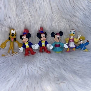 Paquete de figuras de colección Disney Epcot Center World Showcase Mickey Mouse y Minnie - Imagen 1 de 4