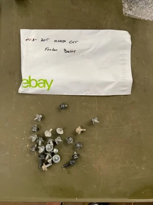 Pernos guardabarros delantero Mazda CX-5 2013-2016 Foto 1 de 2