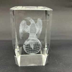 Cristal Sólido Efecto 3D Láser Grabado Águila Sobre la Tierra 3” Arte Vidrio Cónico - Imagen 1 de 9