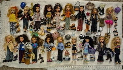 ENORME LOTE BRATZ, 18 muñecas, toneladas de zapatos, ropa, accesorios, buen estado Foto 1 de 4