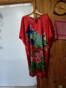 Caftán floral multicolor rojo asiático vintage con pavos reales - Imagen 1 de 7