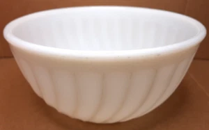 Anchor Hocking [USA] Fire King 'Swirl White' 8" Mixing Bowl - Picture 1 of 7