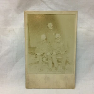 Foto de gabinete vintage de tres policías en uniforme - Imagen 1 de 7