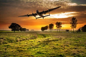 Avro Lancaster sobre Fields impresiones en lienzo varios tamaños envío gratuito - Imagen 1 de 1