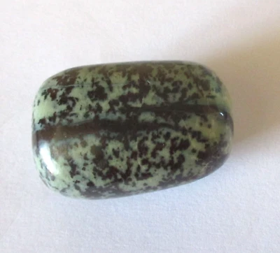 1 Stück  ~~ Serpentin-Jade Trommelstein  ~~ Taschenstein ~~ Heilstein 2. - Bild 1 von 2