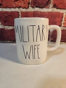 Taza de café Rae Dunn ESPOSA MILITAR M7 - Imagen 1 de 7