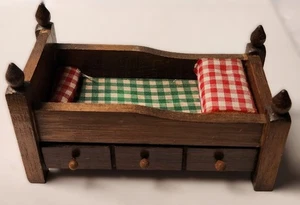 Ventage Miniature Wooden Dollhouse Bed 1:12 Scale 5 1/8" Long - Afbeelding 1 van 6