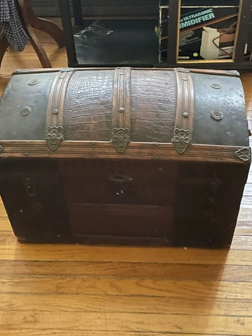 Alligator dome top trunk 19th century LOCAL PiCkUP ONLY Cover