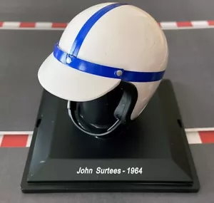 NEWS Casco Helmet F1 JOHN SURTEES 1964 FERRARI SPARK 1:5 +Magazine no Minichamps - Foto 1 di 9