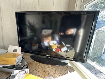 32” Samsung TV - Image 1 of 4