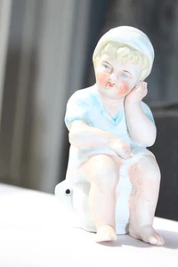 Vintage Dresdner deutscher Biskuit kleiner Junge sitzt auf einem Kammertopf - Bild 1 von 21