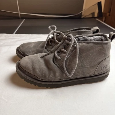 Botas chukka bajas de gamuza gris carbón UGG NEUMEL para hombre talla 11 necesitan limpieza Foto 1 de 4