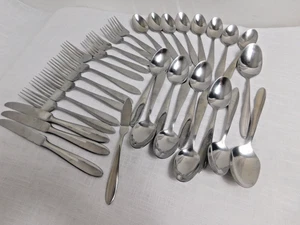 J7 - Oneida Silver Co. Crest Stainless Flatware 32pc Lot - Picture 1 of 6