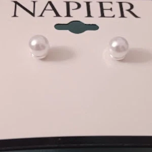 NAPIER Mod/Moderne Silber weiße Perlen Ohrstecker**NEU! - Bild 1 von 3