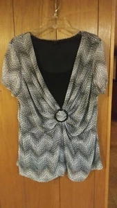 FOREVER Woman short sleeve blouse w/ liner & front buckle! Stretchable! 2x - Picture 1 of 2