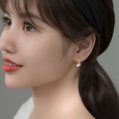 Pendientes de circón ágil con hebilla de oreja en forma brillante de ley 925 oro para niñas Foto 1 de 4