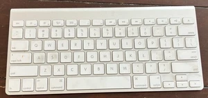 Apple Wireless Magic Keyboard A1314 Bluetooth - Picture 1 of 2