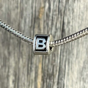 Alphabet Anfangsbuchstabe B schwarz silber europäische Perle Charm passt Armband Wort - Bild 1 von 2