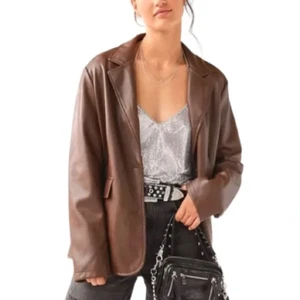 Blazer Urban Outfitters Mujer Chaqueta Jules Imitación Cuero Mediano - Imagen 1 de 12