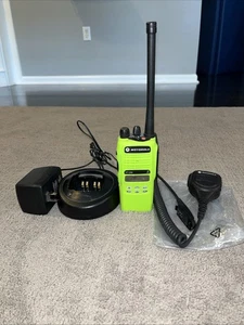 MOTOROLA HT1250 136-174 MHz Polizia Vigili del Fuoco EMS Radio bidirezionale AAH25KDF9AA5AN VERDE - Foto 1 di 12