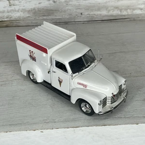 Signature Models - Trucks of Yesteryear 1953 Chevrolet Ice Cream Truck 1:32 - Picture 1 of 11