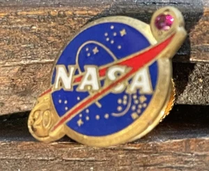 VINTAGE 20 YEAR EMPLOYEE SERVICE PIN NASA SPACE - Picture 1 of 2