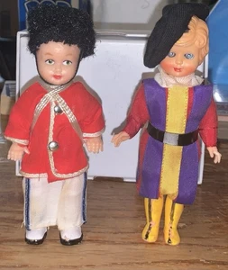 Muñecas de plástico duro vintage de 4,5" de plástico duro niño soldado danés y guardia suiza del Vaticano - Imagen 1 de 5