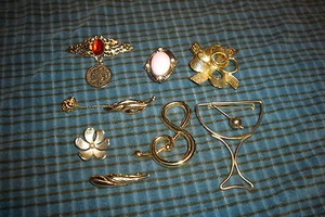 Vintage Goldtone Brooch Lot Of 8 Brooches estate jewelry Monet - Picture 1 of 8