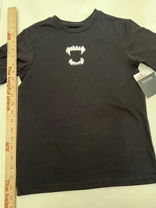 Kid's T-shirt Size M (8) Youth Fangs Black Halloween Vampire Teeth, NWT - Picture 1 of 8