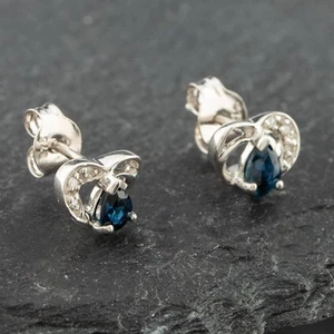 Aretes de oro blanco de segunda mano con corazón de diamantes y zafiros talla pera de 0,38 quilates... - Imagen 1 de 2