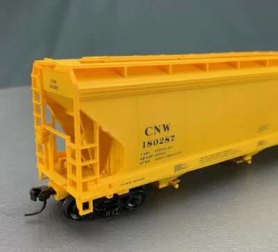 HO Accurail C&NW ACF 3-Bay Centerflow #2006.2 Built Yellow HO0374 - Image 1 of 4