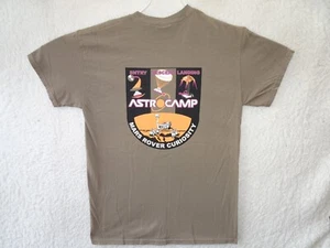 Camiseta Astro Camp Mars Rover Curiosity Exploración Espacial Mediana Marrón Usada en Excelente Condición - Imagen 1 de 9