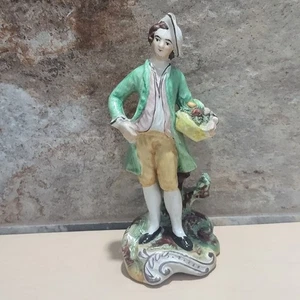 Antigua estatua masculina de vendedor de frutas Old Staffordshire Ware Inglaterra 1885 - Imagen 1 de 11