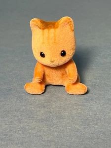 Sylvanian Families Calico Critters Gatito a Rayas Arenosas Sentado - Jugado con - Imagen 1 de 2