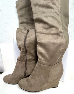 Chinese Laundry kniehohe Damenstiefel taupe Keilabsatz 8,5 Kunst-Wildleder seitlicher Reißverschluss - Bild 1 von 17