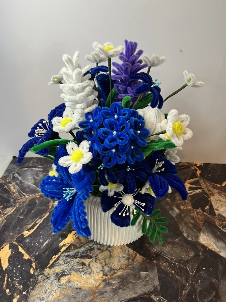 Flores azules y blancas hechas a mano - Ramo limpiador de pipas en maceta blanca Foto 1 de 4