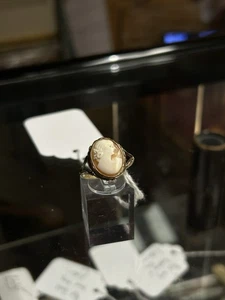 A 9ct Gold Cameo Ring - Picture 1 of 5