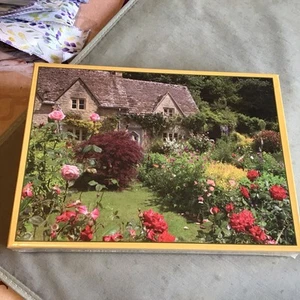 Puzzle Cotswold Cottage Garden 1000 pezzi nuovo e sigillato. - Foto 1 di 2