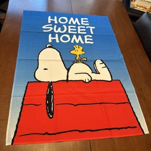 Snoopy Woodstock Bandiera da Giardino Esterno Casa Dolce Casa 40"x28" Arachidi - Foto 1 di 12